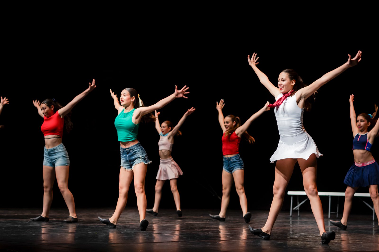 Grupo de dança em coreografia no palco