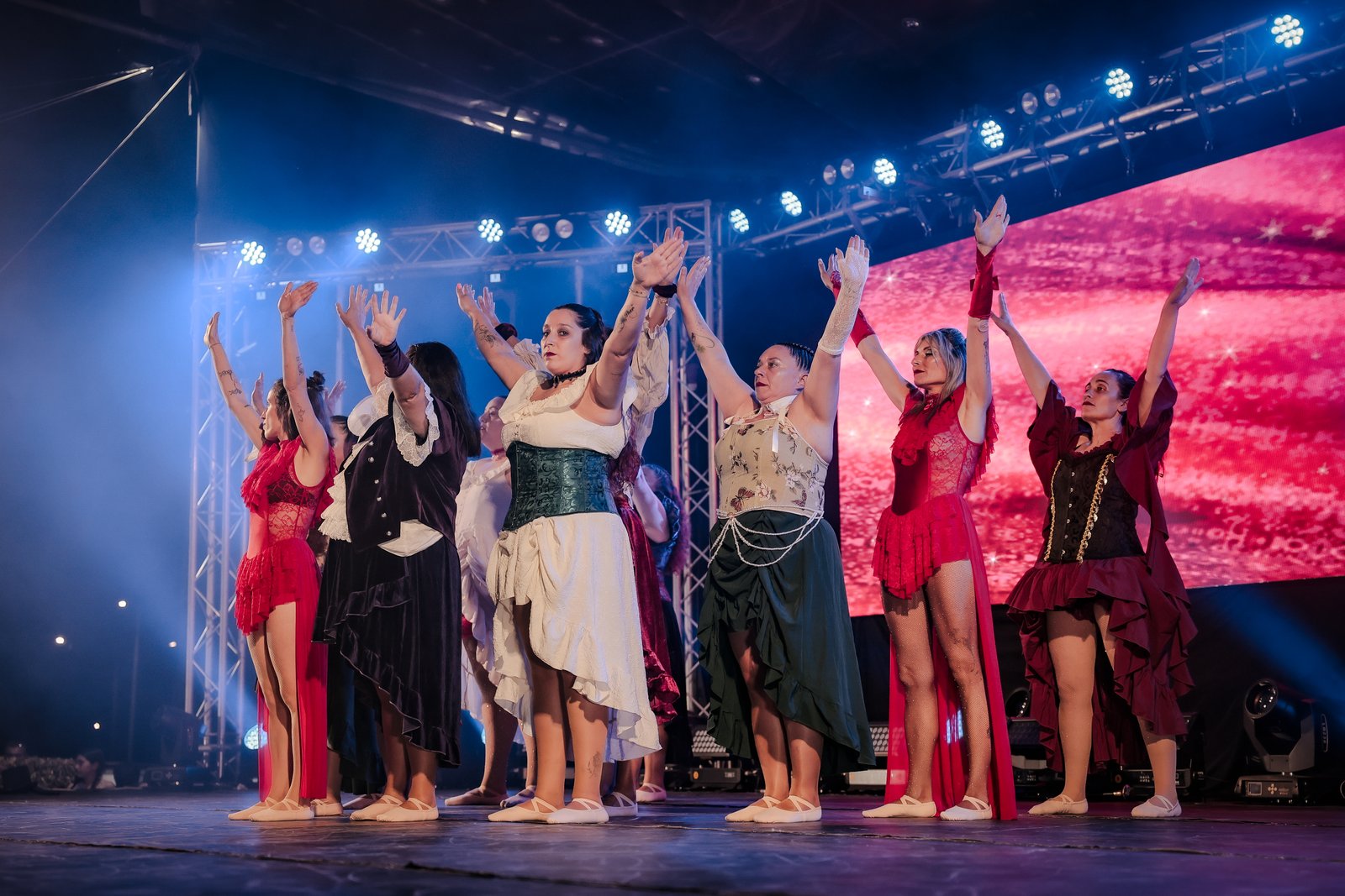 Elenco ADEIXA no palco